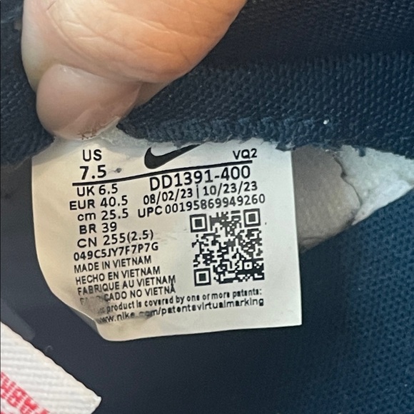 Blue Nike dunks with red logo - Picture 4 of 4